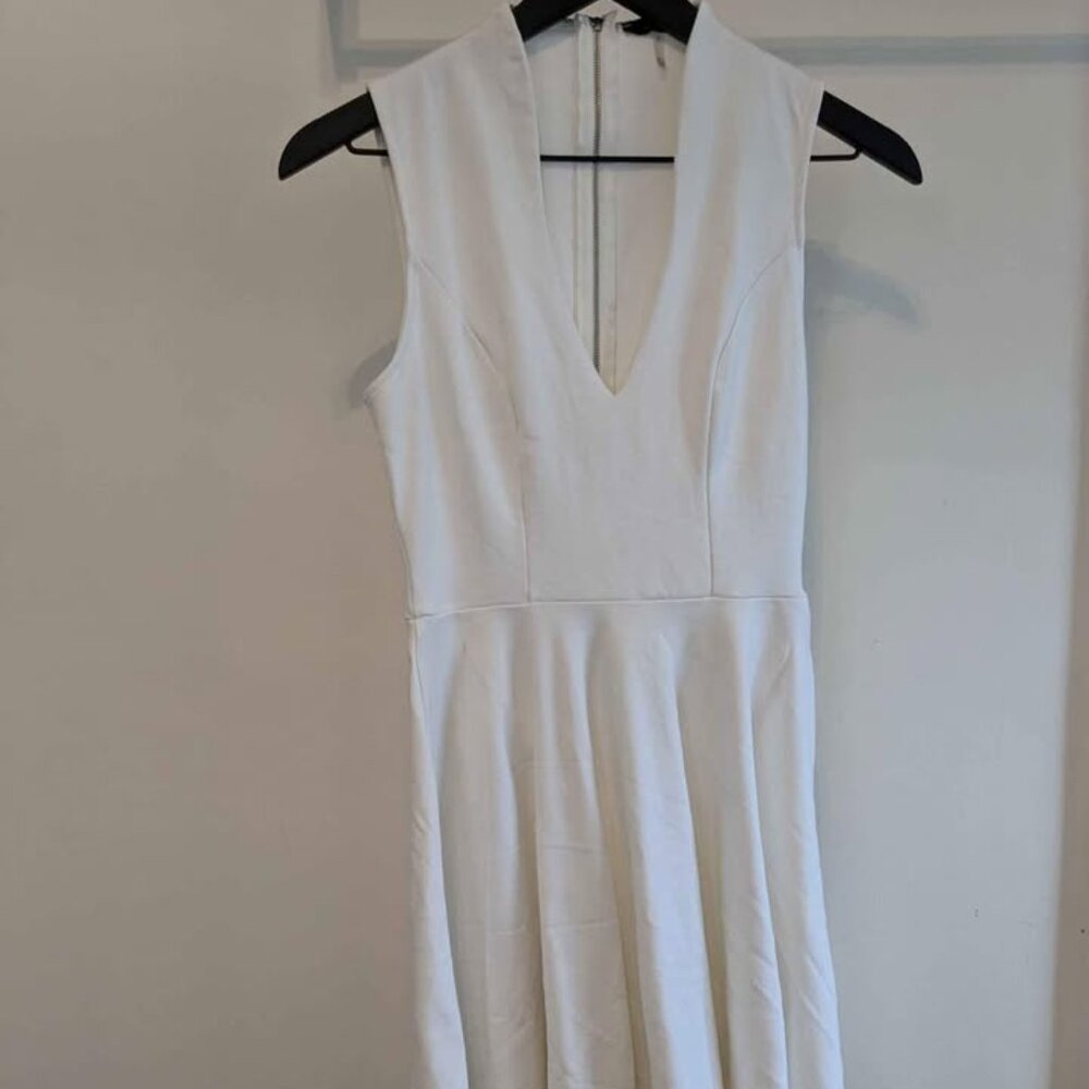 Elegant Soft Small White Knee-length Sleeveless V-Neck Fitted Dress
